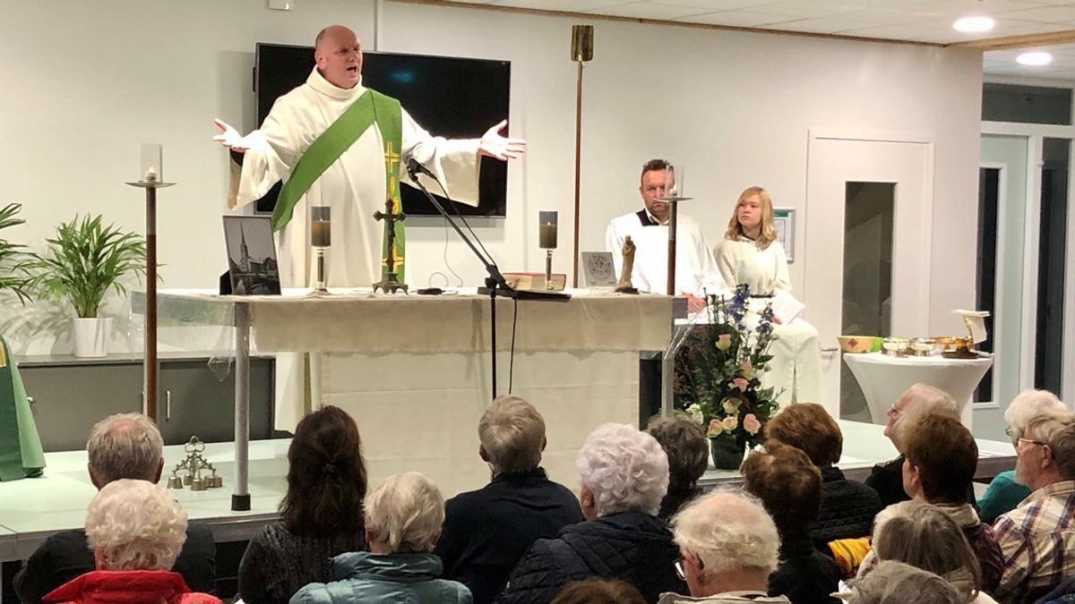 Grote opkomst bij kerkdienst in school na verwoestende brand in Hoogmade