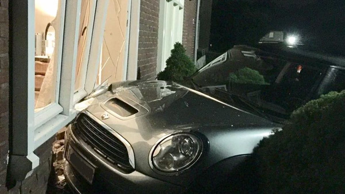 Automobilist verliest macht over stuur en ramt voorgevel