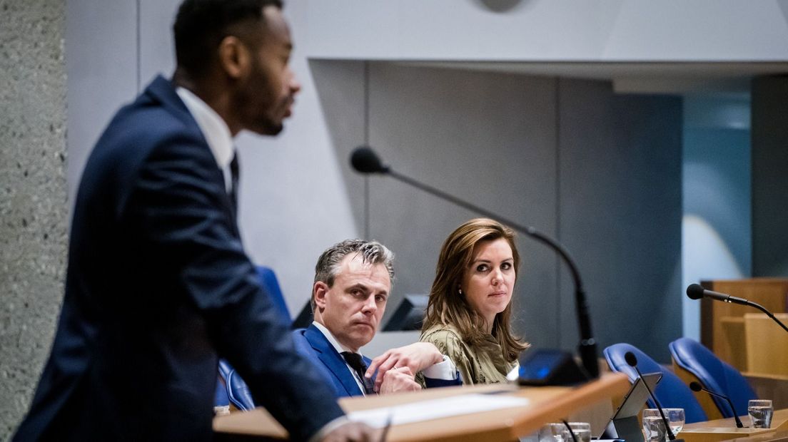 Minister Harbers sjocht nei Habtamu de Hoop