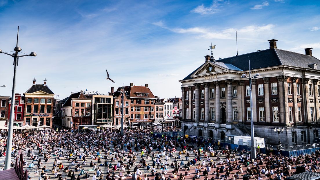 De gemeente liet weten dat op de Grote Markt zo'n 800 mensen aanwezig waren.