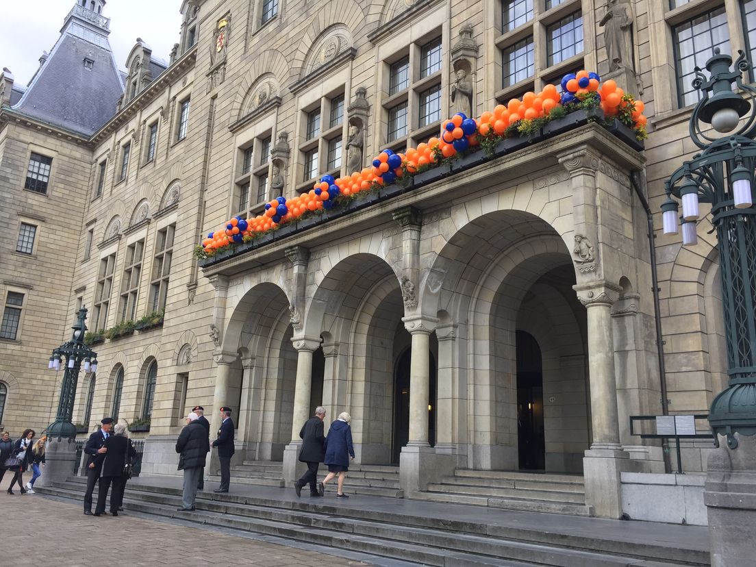 Rotterdams stadhuis in Oranje sferen