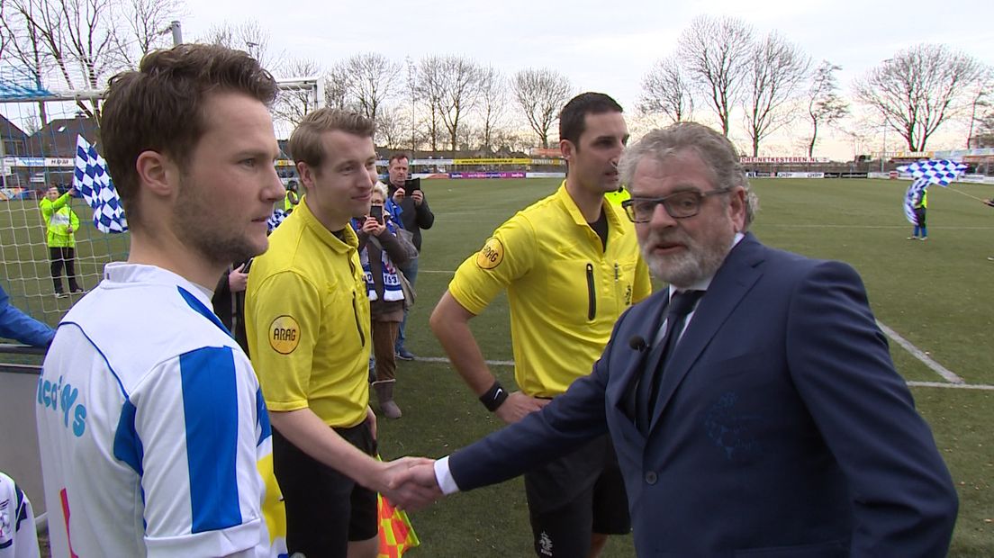 Rob van Lavieren ontvangt tweewekelijks het scheidsrechterlijke kwartet op de parkeerplaats bij FC Lienden, een officiële taak die hij met plezier doet.