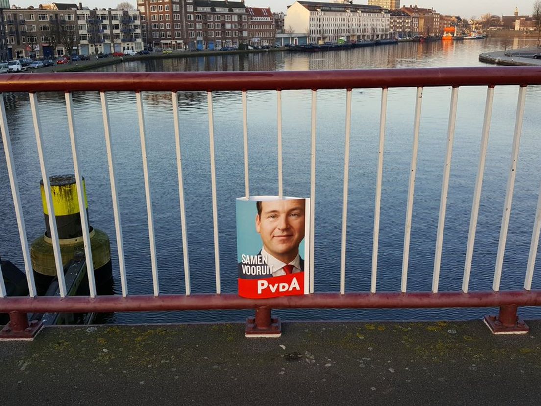 Een poster van de PvdA de dag na de verkiezingen