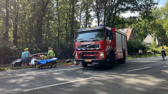 Persoon overleden bij aanrijding • dak auto verwijderd voor bestuurder. Persoon overleden bij aanrijding • dak auto verwijderd voor bestuurder.