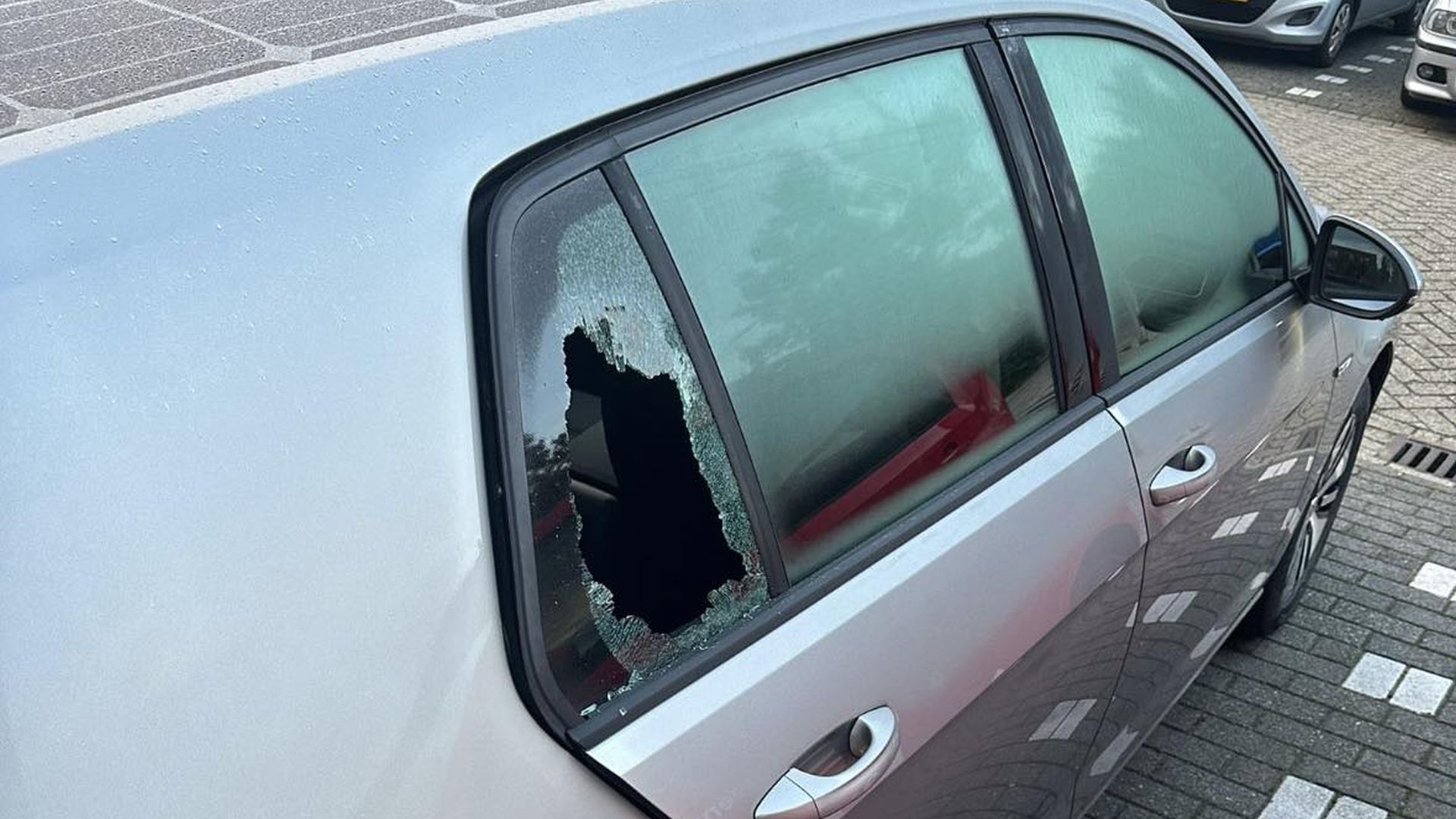 Auto die al eerder is gezien bij inbraken ligt vol inbrekerswerktuigen