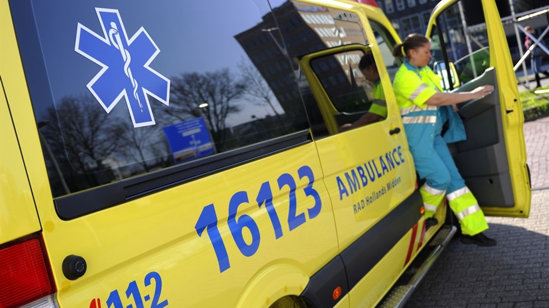 Ambulancechauffeurs in de veiligheidsregio Gelderland-Zuid trainen tijdens hun rijlessen sinds kort ook met de sirenes en zwaailichten aan. Zo kunnen ze beter een echte spoedrit oefenen, want die worden altijd met een sirene uitgevoerd.