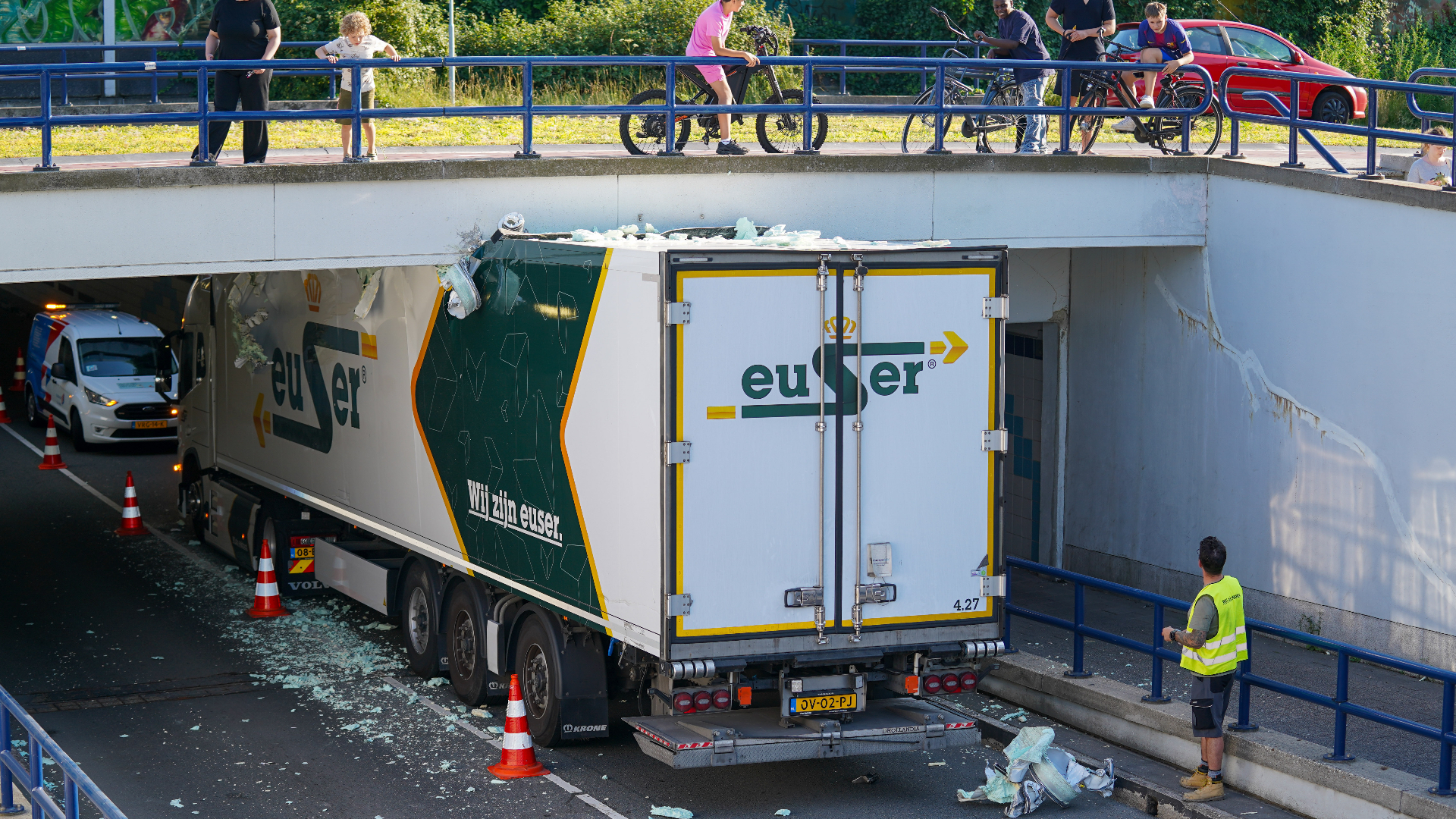 De vrachtwagen heeft zich tot halverwege de oplegger vastgereden in de tunnel.