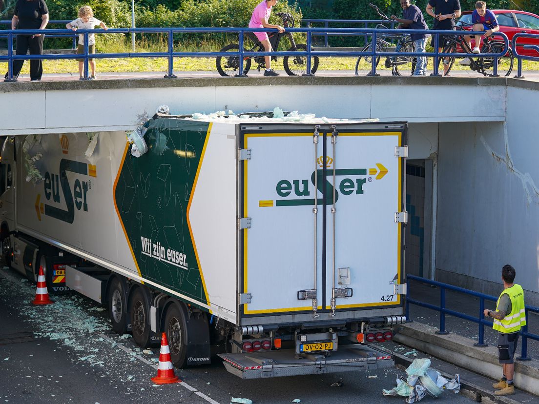 De vrachtwagen heeft zich tot halverwege de oplegger vastgereden in de tunnel.