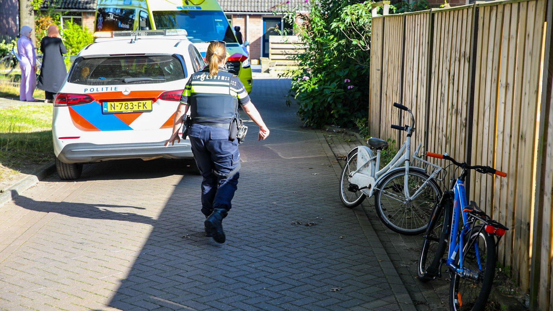 Jongetje raakt gewond na botsing in woonwijk.