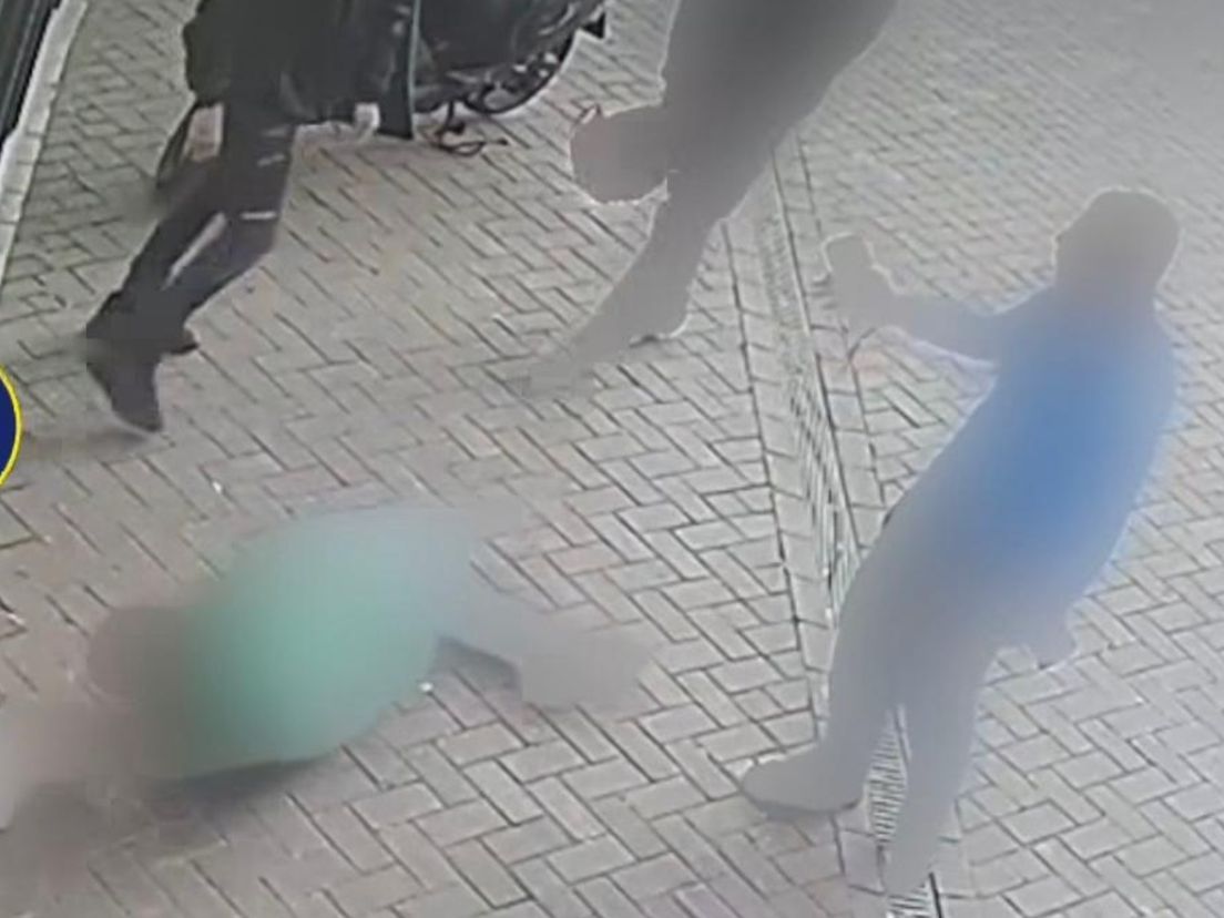 Een voorbijganger grijpt in nadat het slachtoffer op de grond is gegooid.