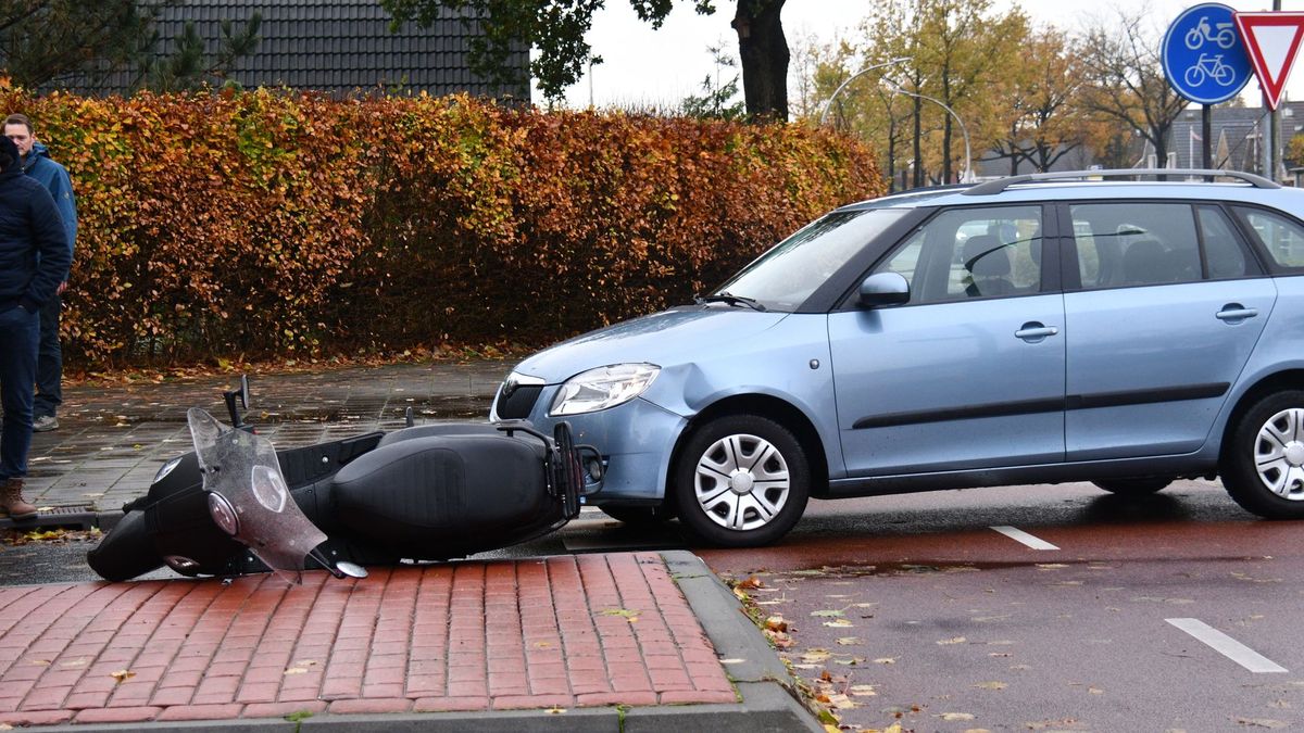 Scooterrrijder gewond bij botsing met auto in Bovensmilde