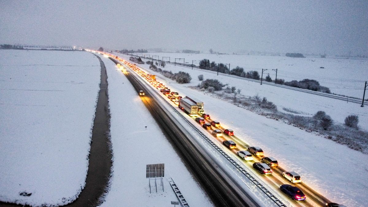Code oranje: A32 in beide richtingen dicht | Veel minder treinen, tot 10.00 geen bussen
