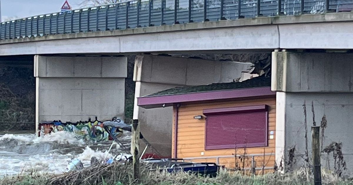 Brug in Maastricht op instorten door losgeslagen woonboot