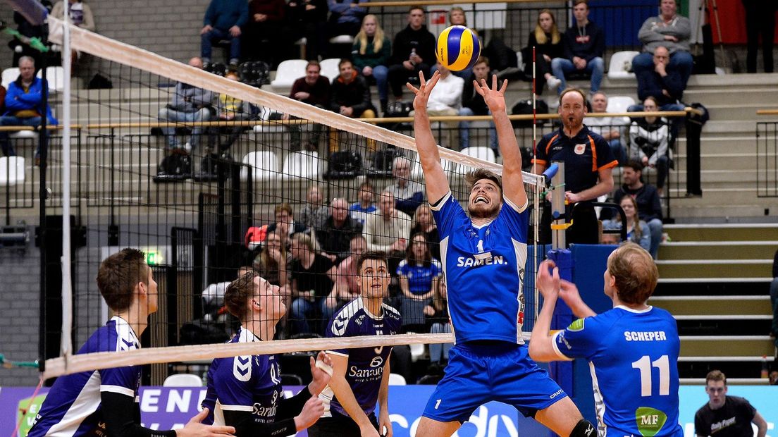 Sam Gortzak zorgt namens Lycurgus voor de set-up; Sander Scheper gaat de lucht in om te smashen