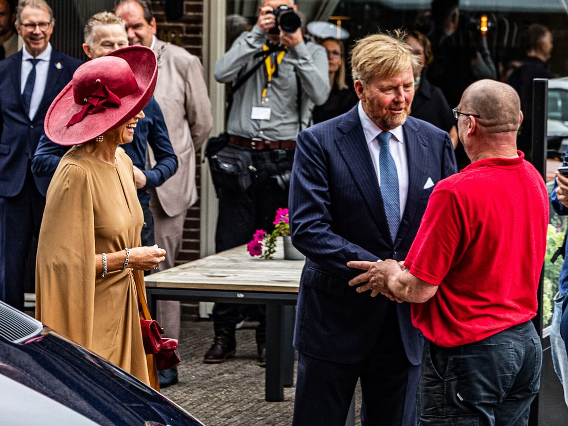 Willem Brands schudt na 35 jaar hand van de koning: 'Dankbaar dat hij mij daar heeft weggehaald'
