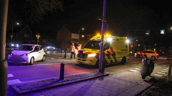 Twee gewonden na aanrijding • auto belandt in de sloot