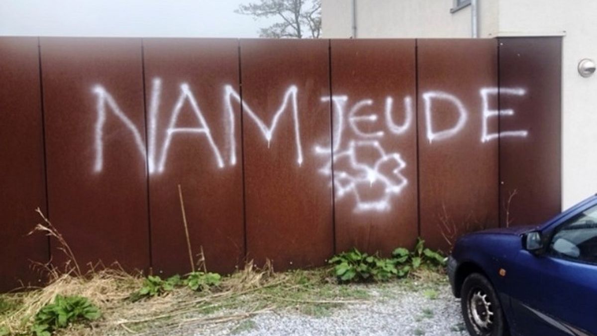 Schutting van aardbevingsvlogger beklad met antisemitische tekst: 'Welke lafaard heeft dit gedaan?'