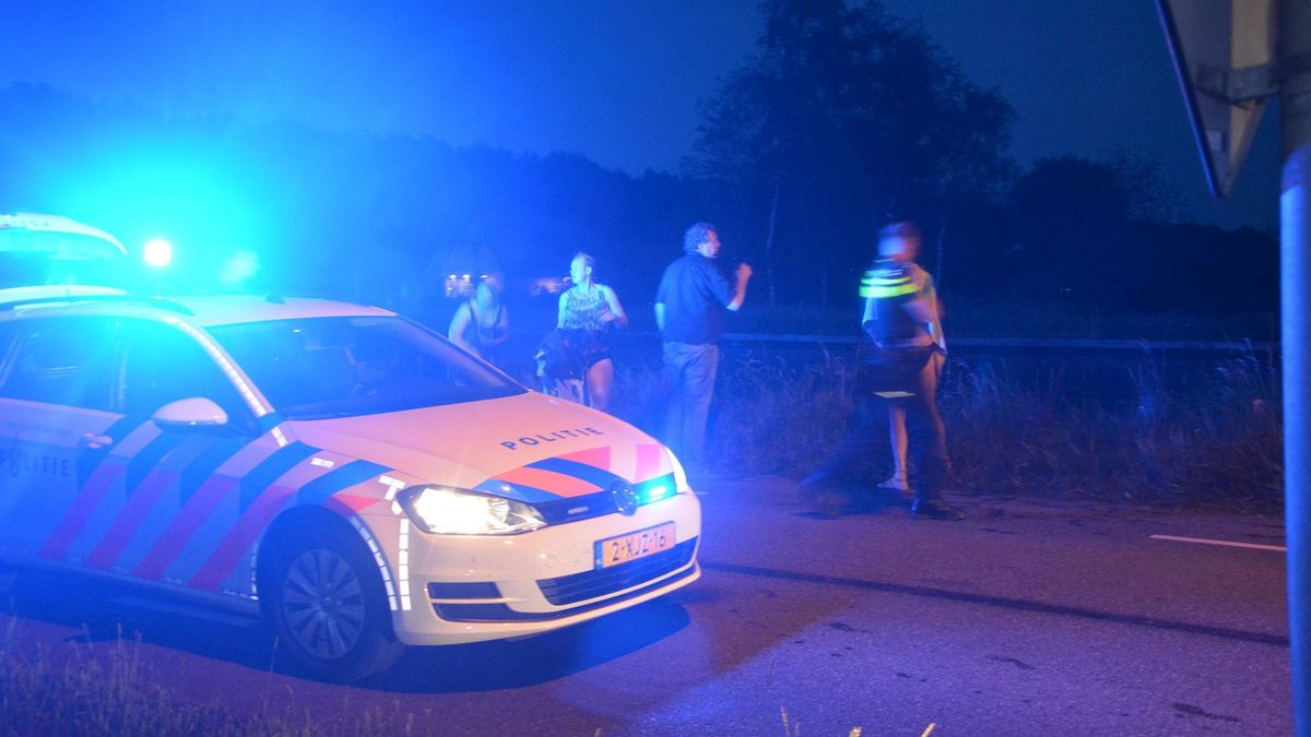 Auto rijdt kanaal in aan N36 bij Beerzerveld, inzittende uit water gehaald