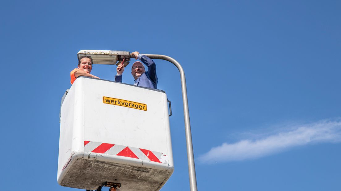 De eerste nieuwe lamp werd gisteren opgehangen. (Rechten: Gemeente Coevorden)