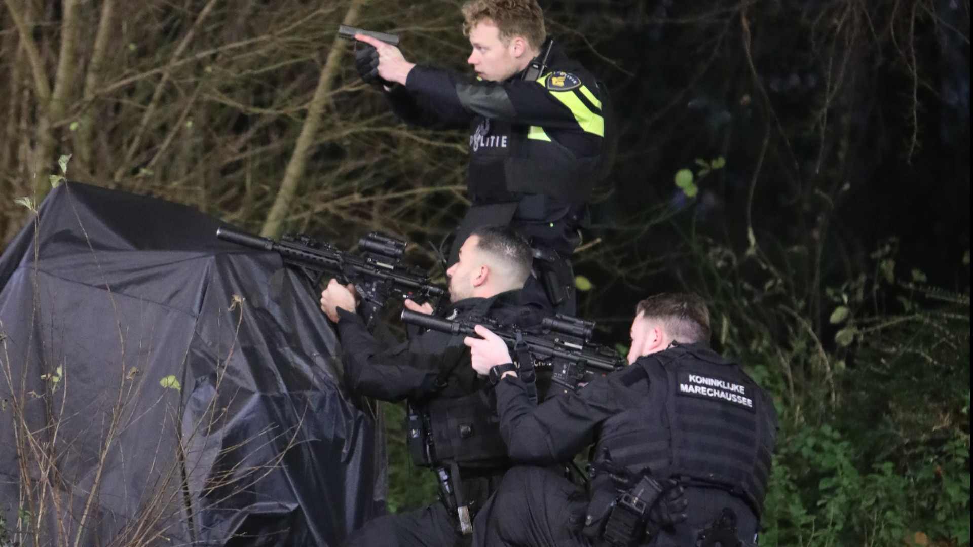 Man Schiet Vanaf Flat Aan Durgerdamhof, Politie Lost ...