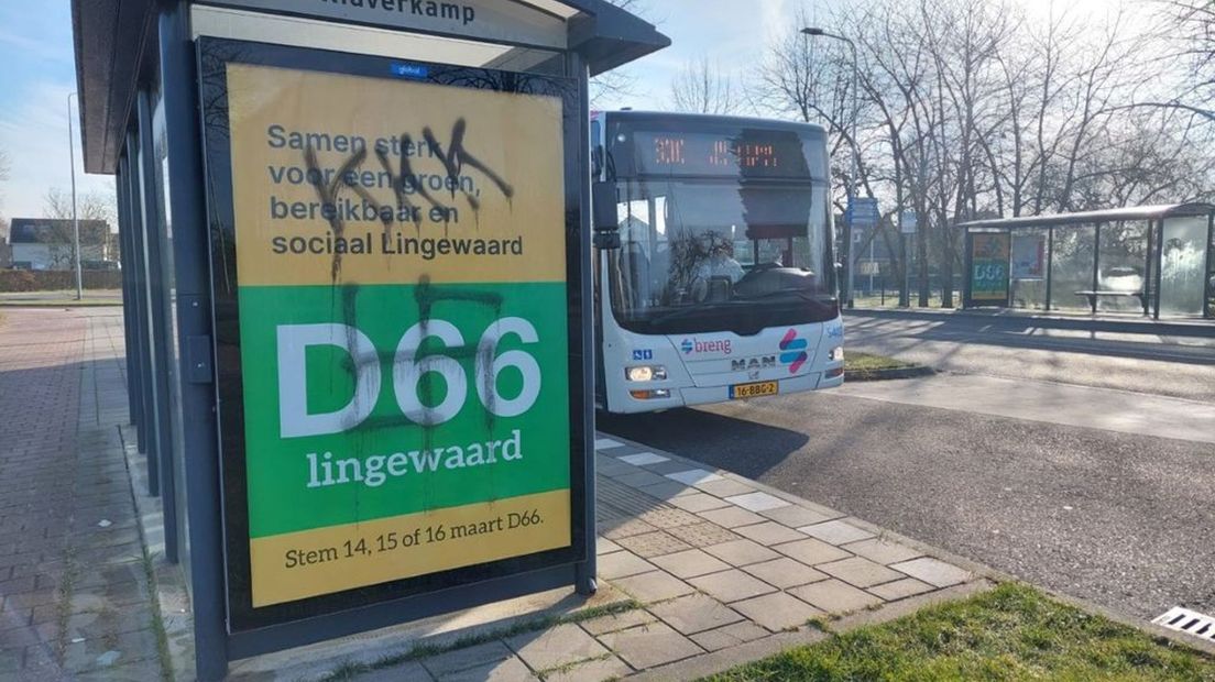 Ook een D66-bord moest eraan geloven.