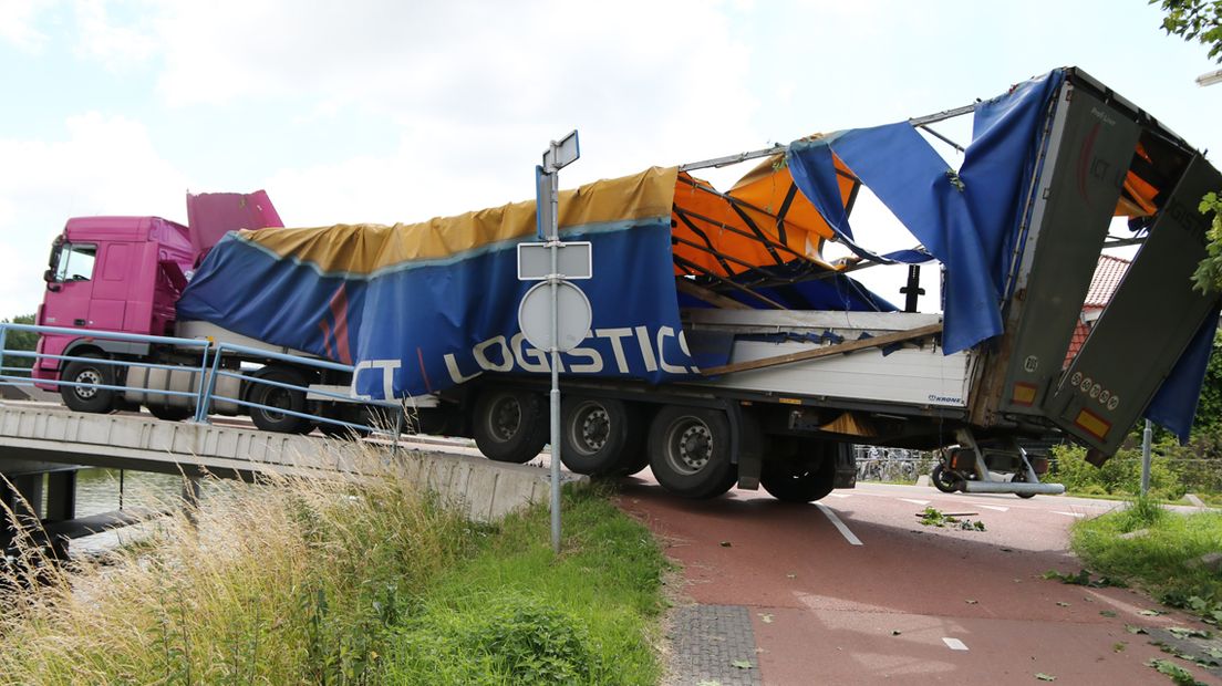 De vrachtwagen stond klem op het bruggetje