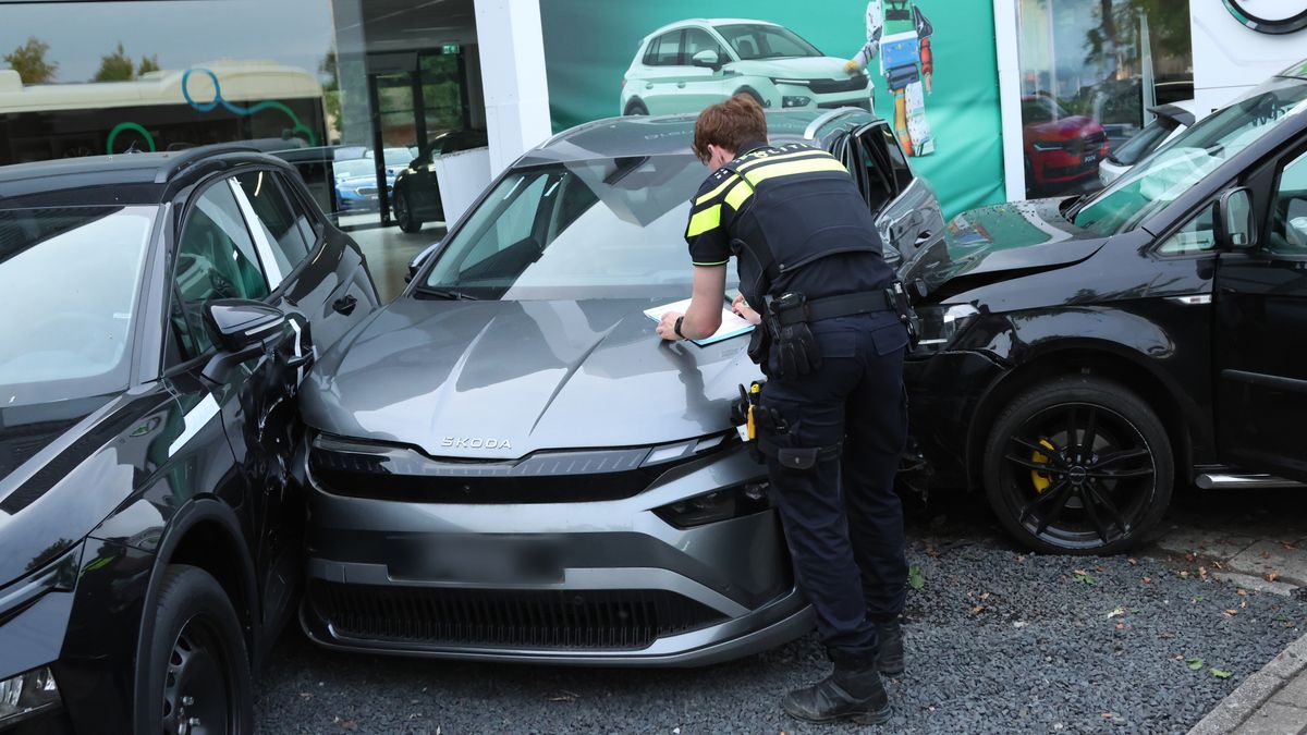 Bestelauto vliegt uit de bocht en ramt gloednieuwe auto’s bij autodealer in Deventer
