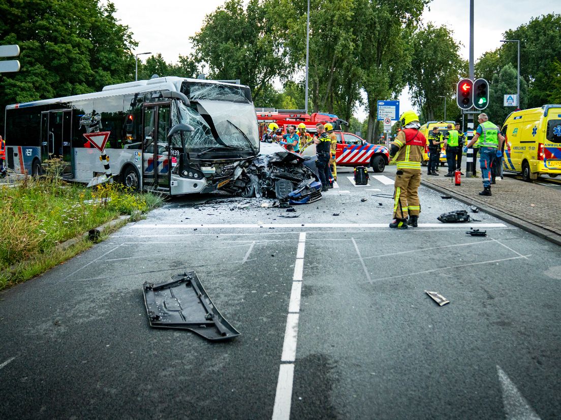 De ravage als gevolg van het ongeluk is groot, de Groene Kruisweg is afgesloten