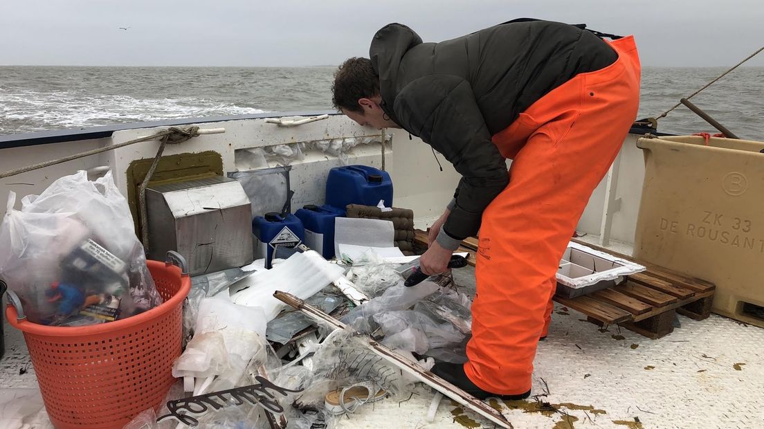 John Lukkien bekijkt wat voor troep er zojuist uit de zee is gevist.