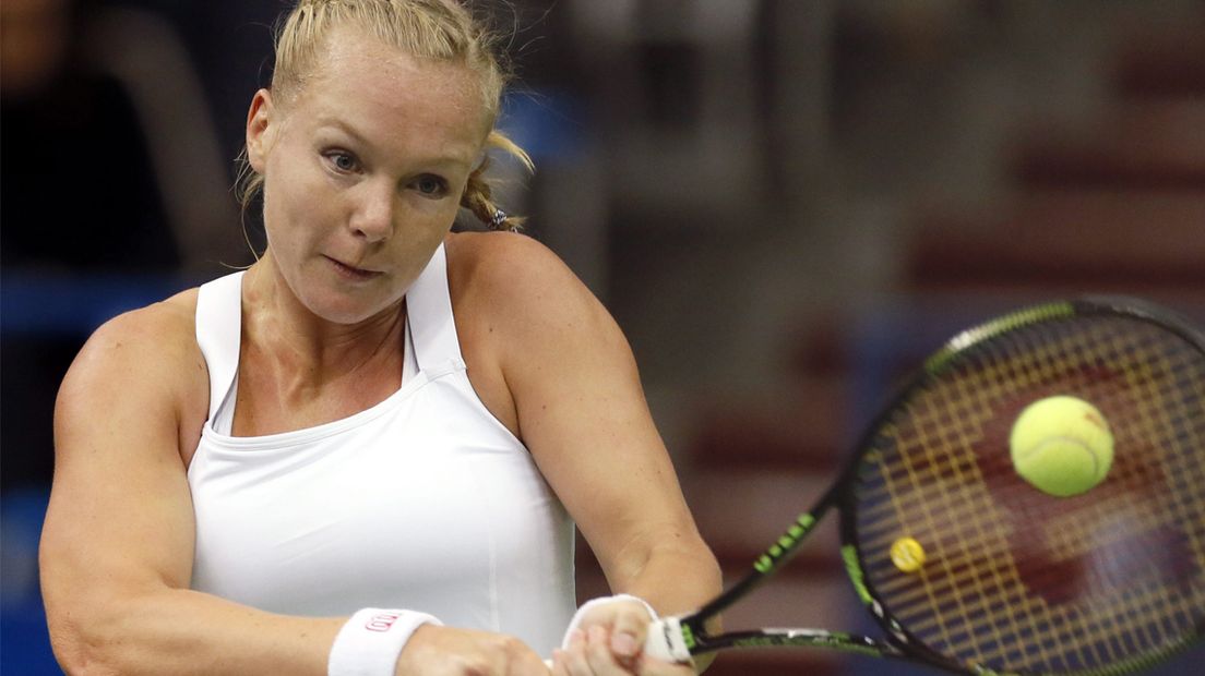 Kiki Bertens zet Nederland op voorsprong in het Fed Cup-duel tegen Rusland.