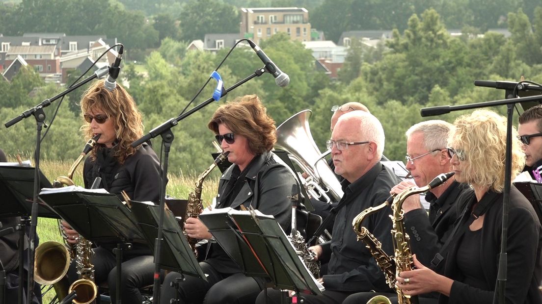 Een vuilnisbult als decor voor een blaasconcert. Het klinkt niet fris, maar de 'bult van Putman' in Westervoort is een natuurgebied en sinds eind vorig jaar opengesteld voor bezoekers. Met het concert wil nieuwe eigenaar Natuurmonumenten die openstelling onder de aandacht brengen.