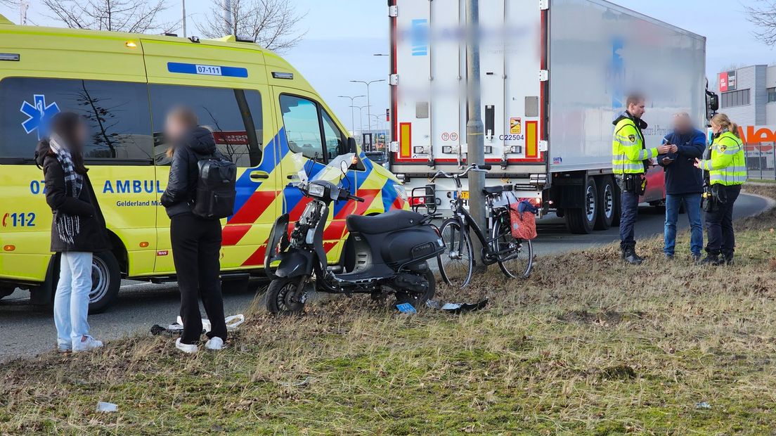 Scooterrijder gewond na ongeval met vrachtwagen.