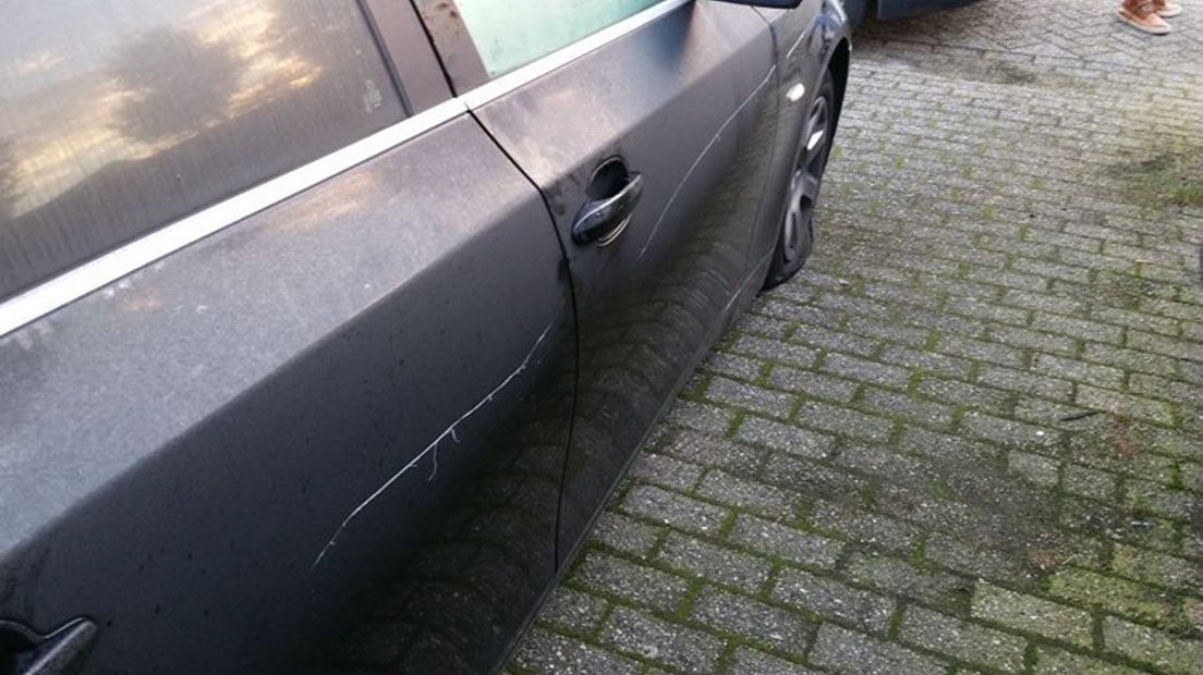 Een 30-jarige man is woensdag veroordeeld tot een jaar celstraf voor het bekrassen van meer dan veertig auto's in Ede. Ook moet hij een schadevergoeding van ruim 10.000 euro betalen aan 16 gedupeerden.