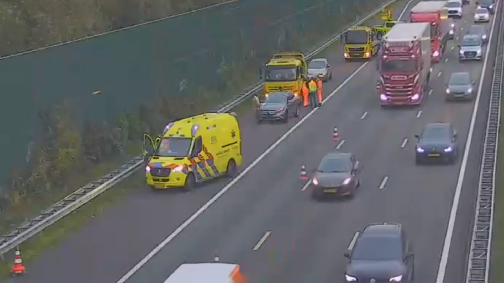 Botsing met meerdere autos op snelweg.