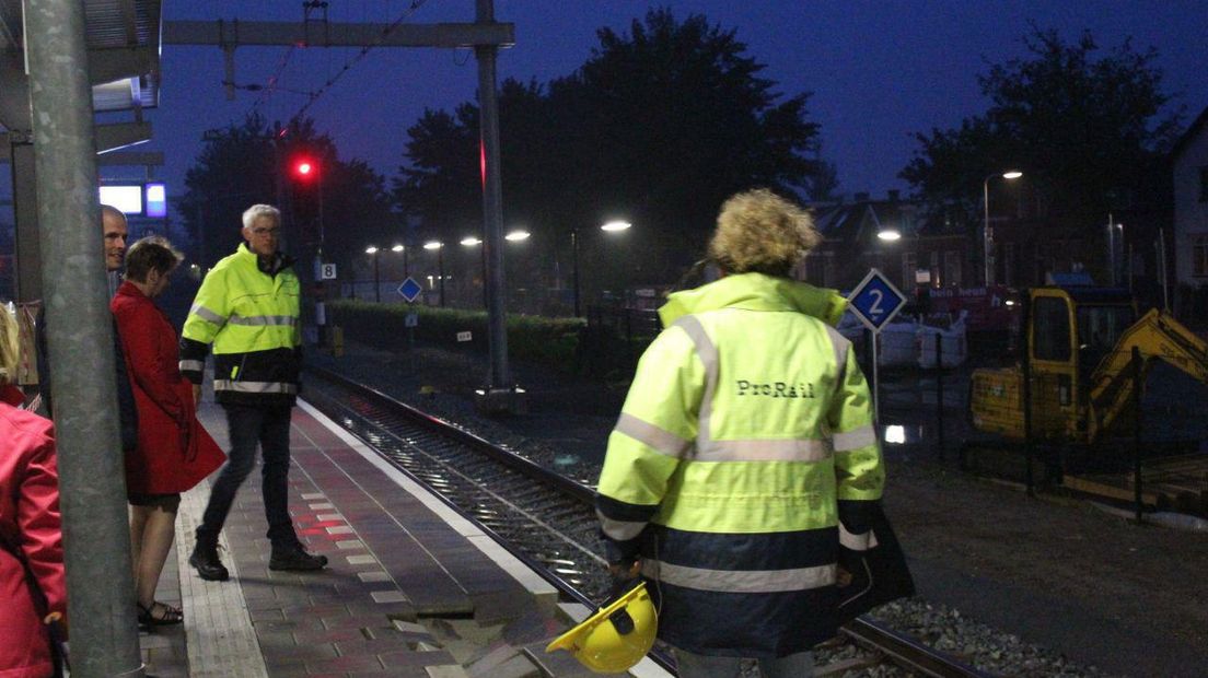 Burgemeester Out en wethouder Vlieg (van de zijkant gezien) nemen poolshoogte op het station (Rechten: Van Oost Media)