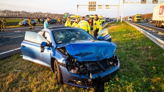 Gewonden bij kettingbotsing met drie autos op snelweg tijdens avondspits. Gewonden bij kettingbotsing met drie autos op snelweg tijdens avondspits.