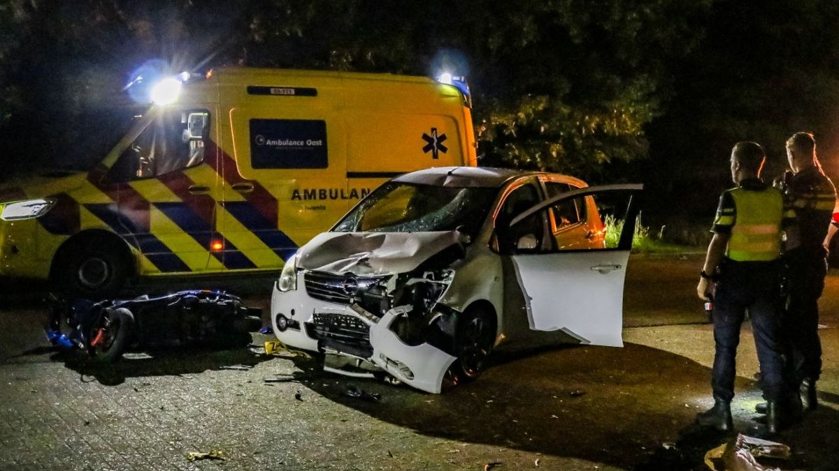 112 Nieuws: Scooterrijder gewond na zware aanrijding in Enschede