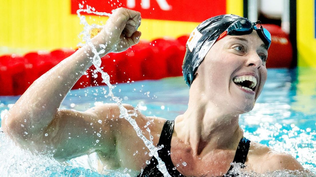 Femke Heemskerk juicht na behalen van zilver tijdens de 100 meter vrije slag op het EK