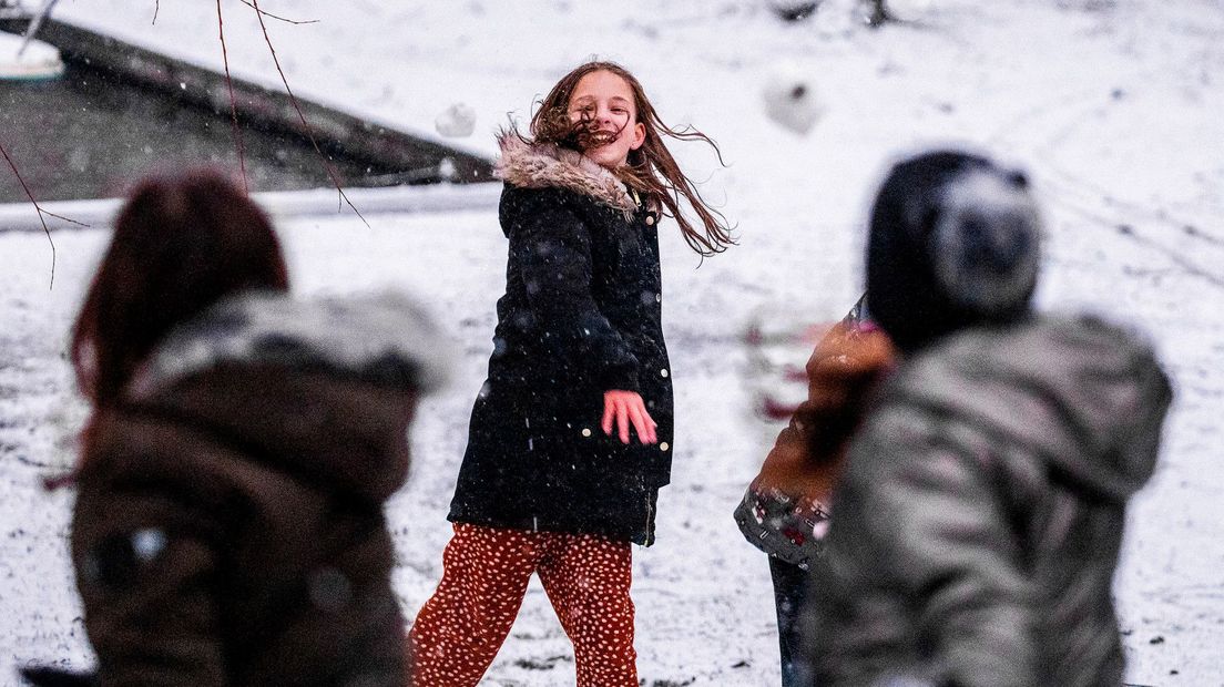 Kinderen met sneeuwpret