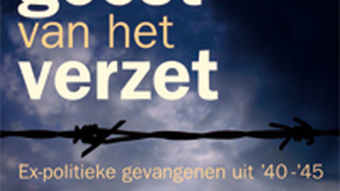 Beatrix neemt verzetsboek in ontvangst