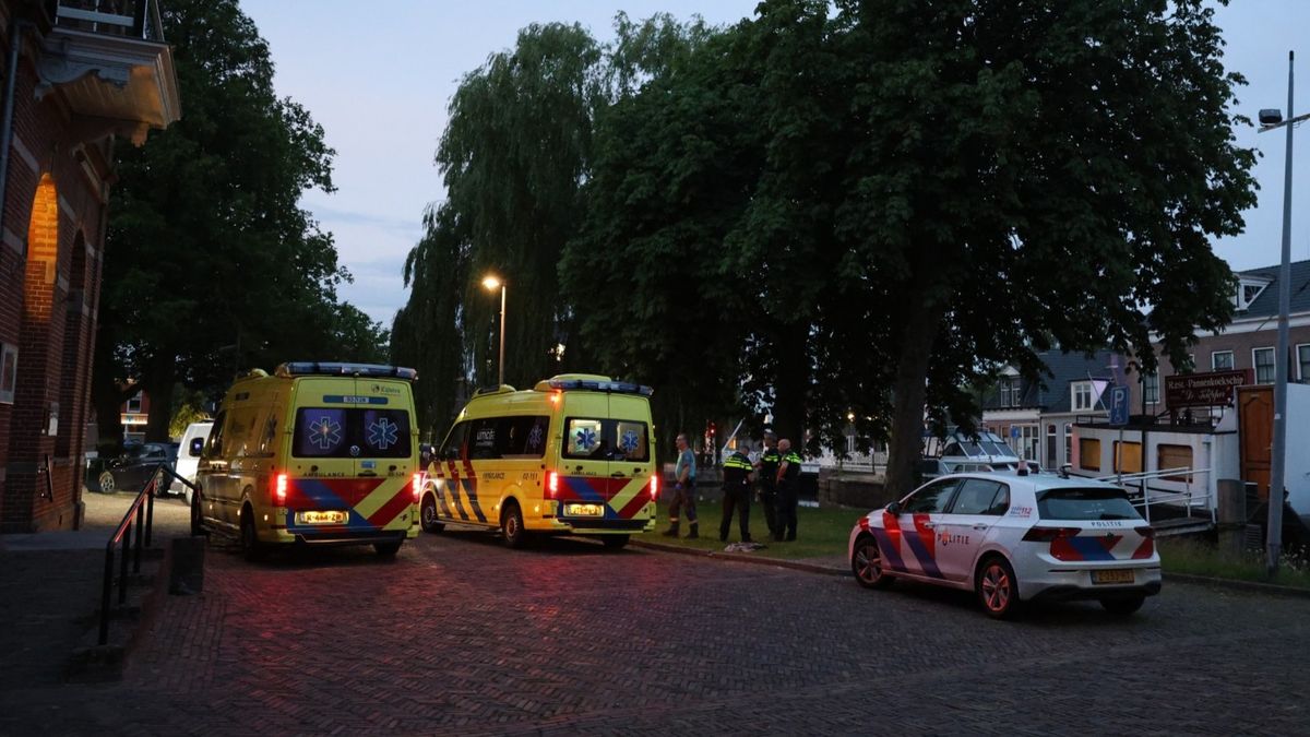 Omstanders redden man uit het water in Heerenveen | Man gewond bij val op ijzeren hek in Sneek