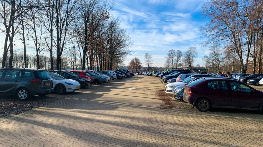 De parkeerplaatsen op de Posbank zijn vol.