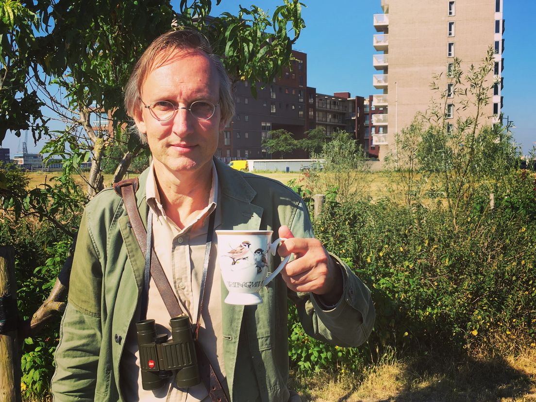 Kees Moeliker neemt een koffiepauze tijdens de opnamen van Rotterdammers in het groen