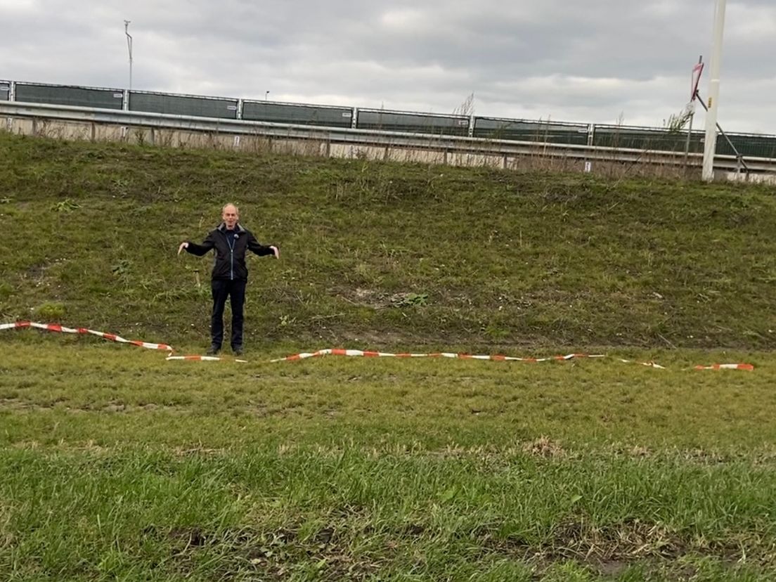 Wim Ouwendijk wijst de plek aan waar hij geboren is (nu: afrit Rozenburg A15)