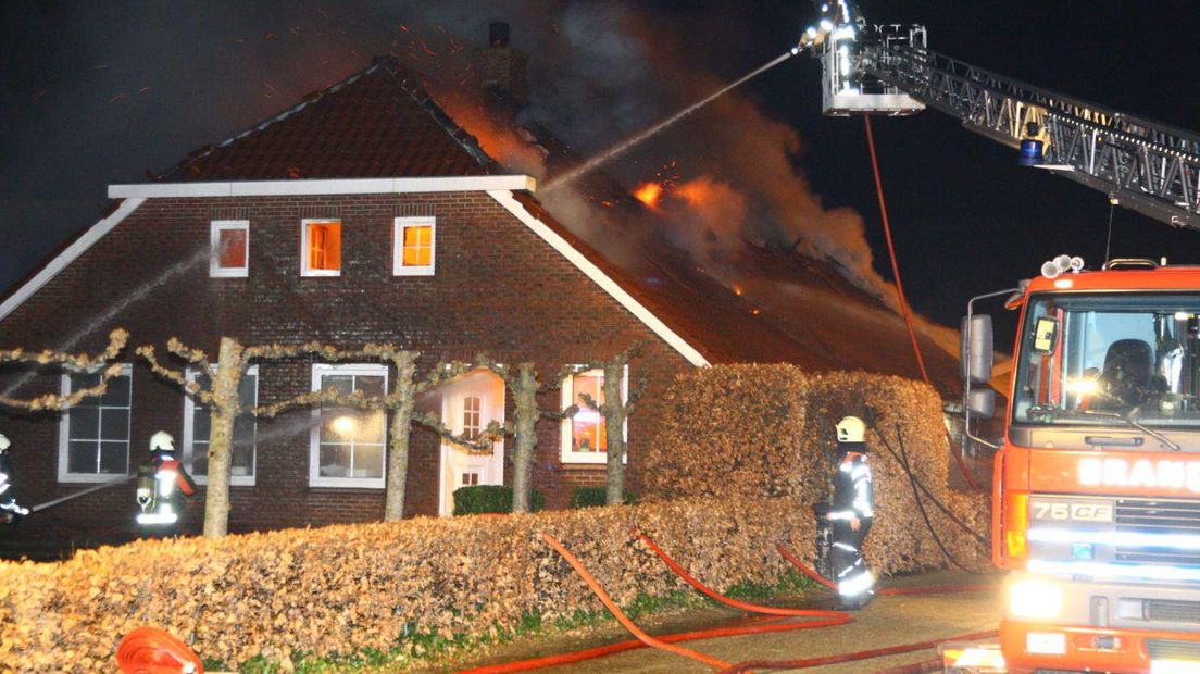 Een schoorsteenbrand sloeg over op het huis (Rechten: Van Oost Media)