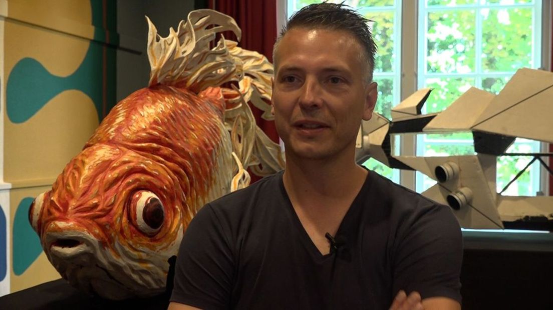 Corso-ontwerper Glenn ter Haar van Hooiland met de creatie van dit jaar 'goudvis'