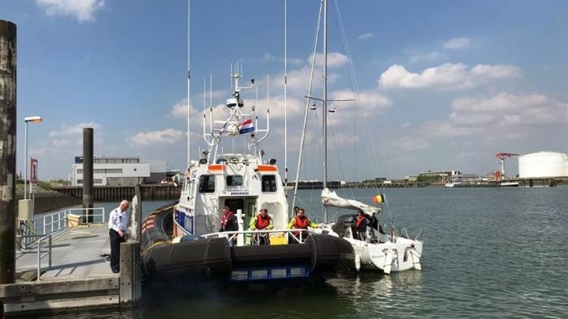 KNRM helpt stuurloze zeilboot met aanmeren aan de Poseidonsteiger