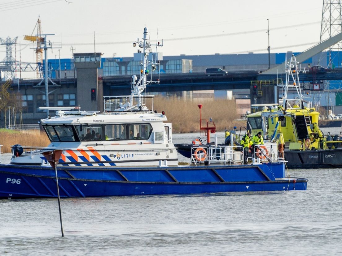 De boten waarmee naar Yoran wordt gezocht in de Merwede.