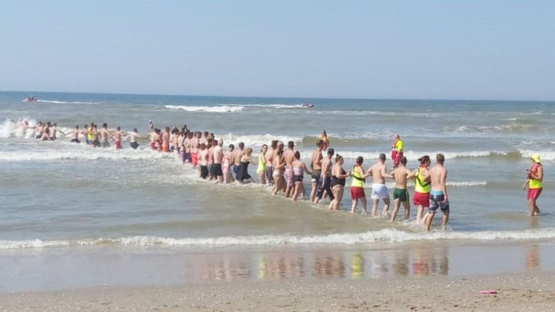 Keten van mensen zoekt vermiste Poolse zwemmer