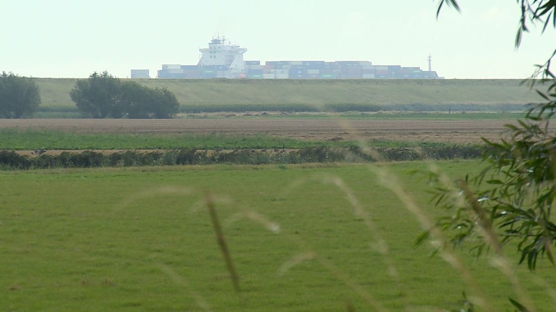 Schip vaart voorbij westelijke Perkpolder